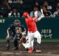 　９回、中前打に勝ち越し適時打を放つモンテロ（撮影・山口登）