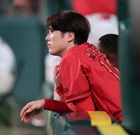 　８回、ベンチから戦況を見つめる森下（撮影・田中太一）