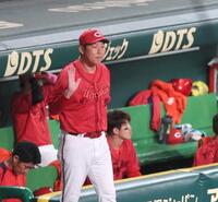 　８回の攻撃を終え、選手交代を告げにベンチを出る新井監督（撮影・北村雅宏）