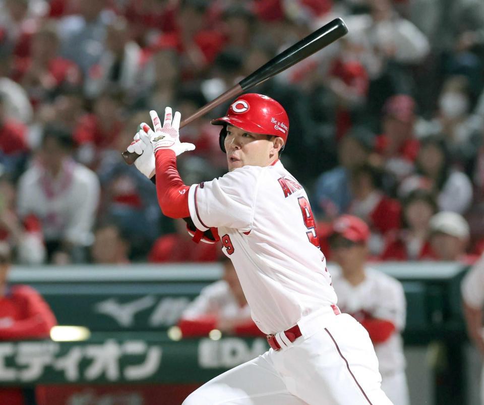 　５回、左前打を放つ秋山