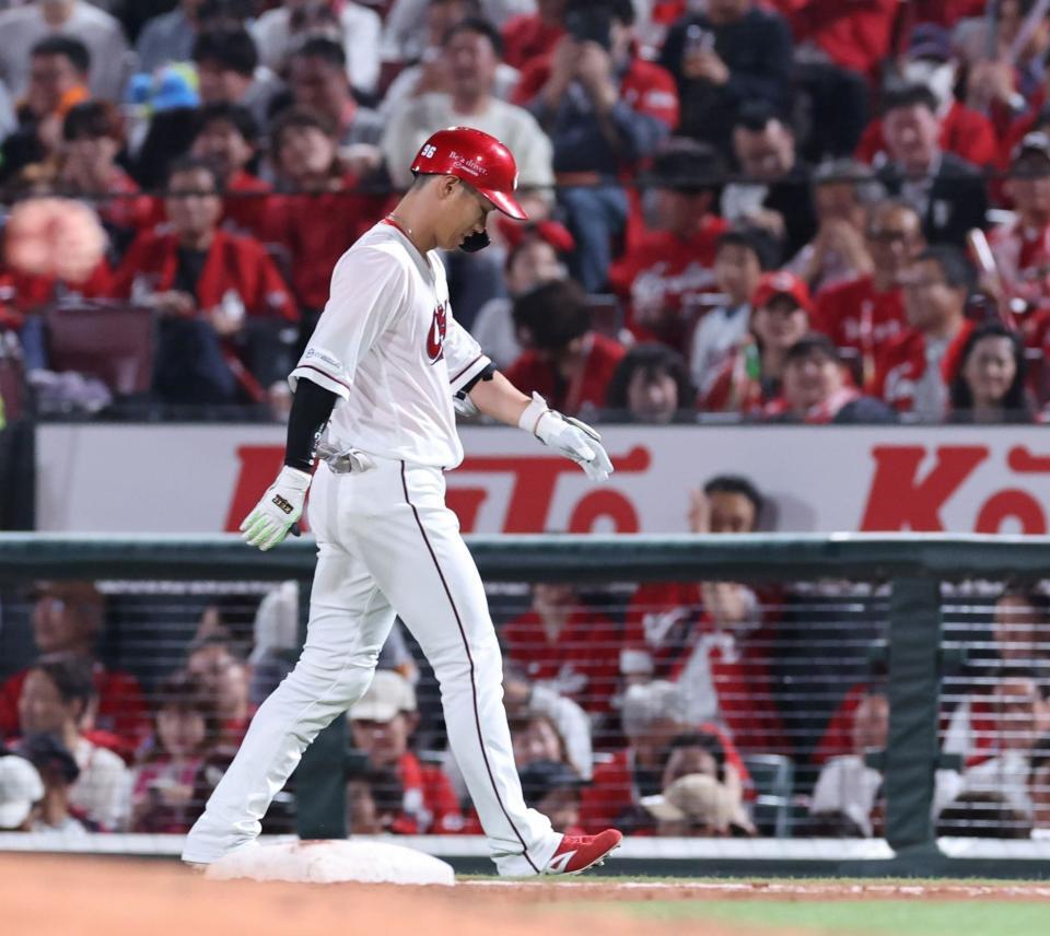 　５回の好機で凡退し、ベンチに戻る中村奨（撮影・市尻達拡）