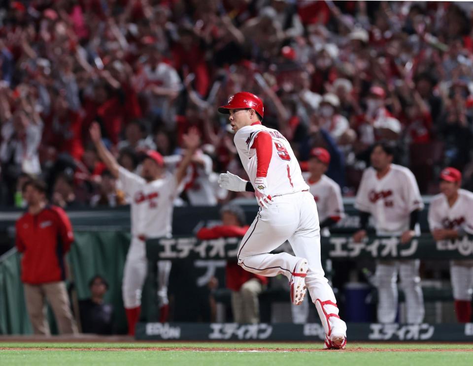 　５回、左前打を放つ秋山（撮影・市尻達拡）