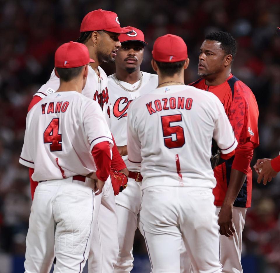 　５回、投手交代を告げられるドミンゲス（撮影・市尻達拡）