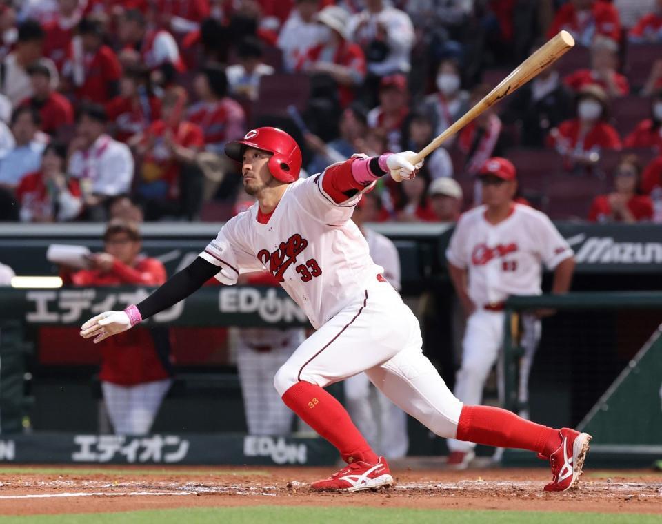 　４回、左前打を放つ菊池（撮影・市尻達拡）