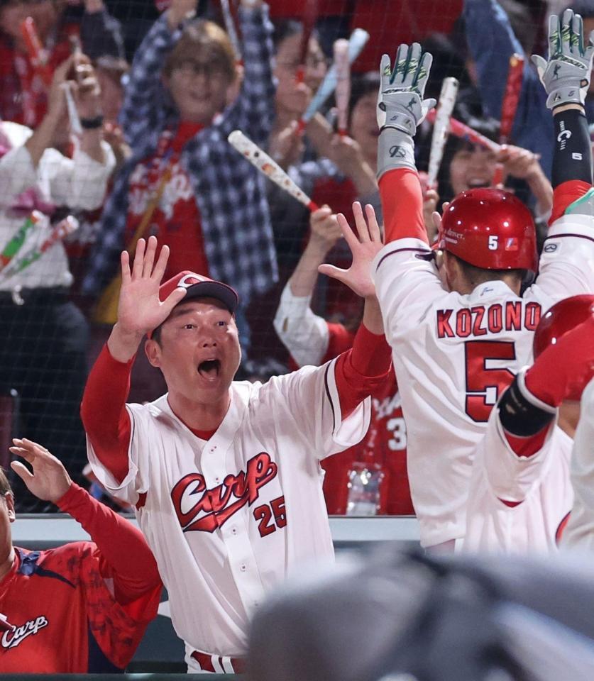 　６回、右越え満塁本塁打を放った小園を興奮した表情で迎える新井監督（撮影・市尻達拡）