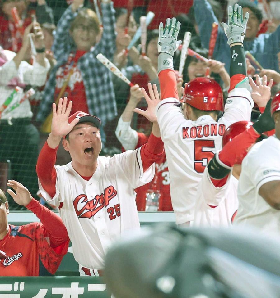 　小園（５）を興奮した表情で迎える新井監督（撮影・市尻達拡）