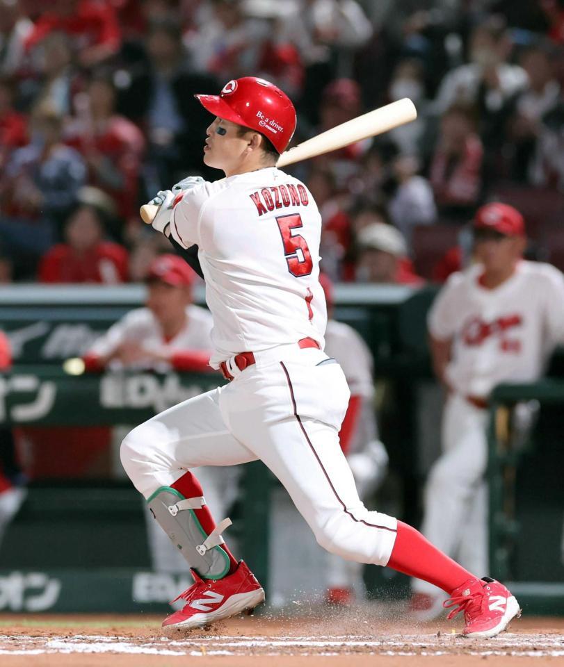 　６回、右越え満塁本塁打を放つ小園