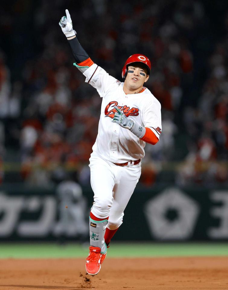 　６回、逆転満塁弾を放ち、人さし指を突き上げる小園＝１５日