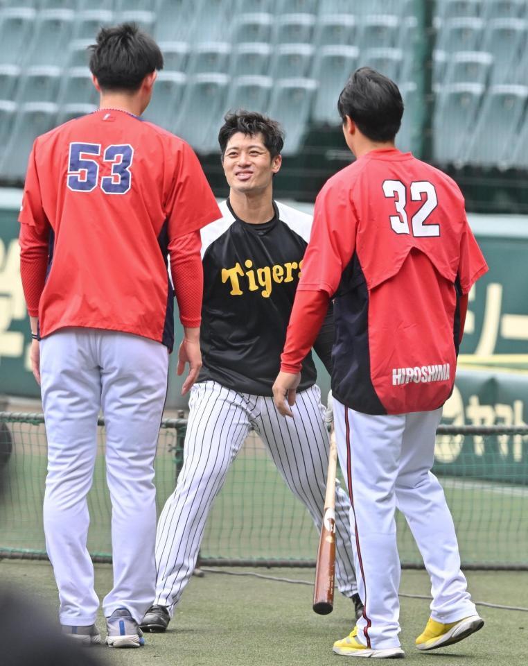 　岡本（左）と石原（右）に声をかけられる坂本（撮影・西田忠信）