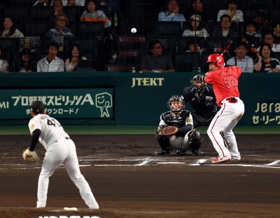 　６回、末包は村上の投じたスローボールをスイングするも中飛に倒れる（撮影・山口登）