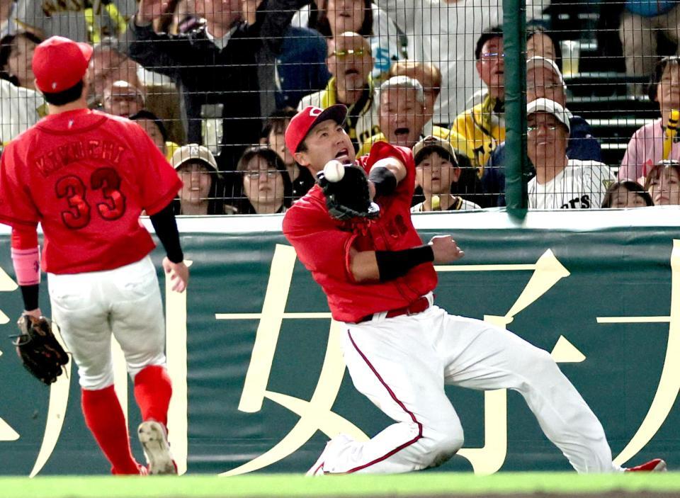 　８回、森下の打球を好捕する末包（撮影・田中太一）