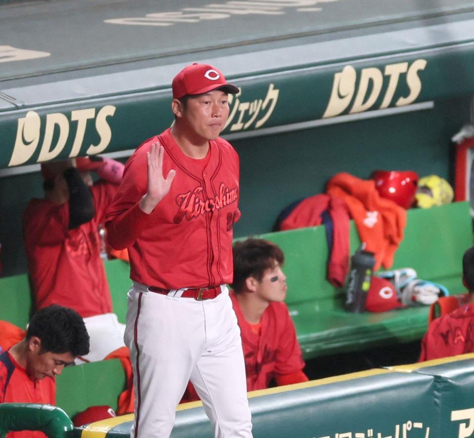 　８回の攻撃を終え、選手交代を告げにベンチを出る新井監督（撮影・北村雅宏）