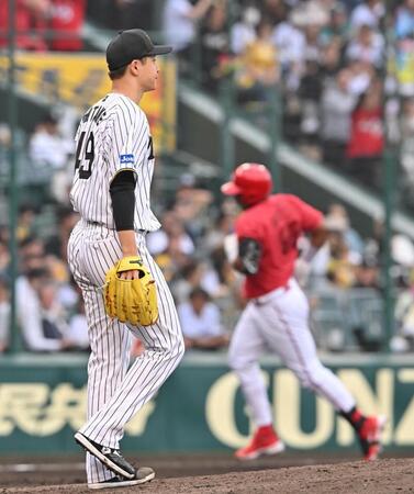 　８回、モンテロ（右）に２ランを浴びた大竹（撮影・西田忠信）