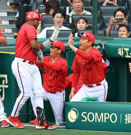 　８回、２ランを放ったモンテロを迎える新井監督（右）＝撮影・山口登