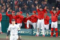 　９回、矢野の適時二塁打に沸く新井監督（左端）らカープナイン