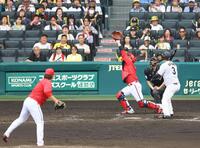 　５回、床田は大山に投じた投球は坂倉がジャンプをしても捕球できず失点を許す（撮影・山口登）