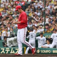 　５回、暴投の間に失点した床田は肩を落とす（撮影・北村雅宏）