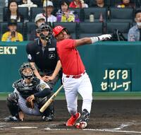 　８回、左越えに２ランを放つモンテロ（撮影・山口登）
