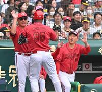 　８回、２ランを放ったモンテロ（９５）を迎える新井監督（右）＝撮影・西田忠信