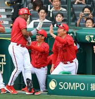 　８回、２ランを放ったモンテロを迎える新井監督（右）＝撮影・山口登