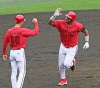 　８回、２ランを放ちダイヤモンドを回るモンテロ（撮影・立川洋一郎）