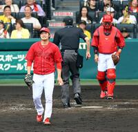 　５回、床田は自らの暴投で失点を許し渋い表情を見せる（撮影・山口登）