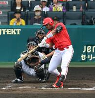 　８回、左越えに２ランを放つモンテロ（撮影・山口登）