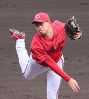 　６回裏に登板し１イニングを無失点に抑えた岡本（撮影・立川洋一郎）