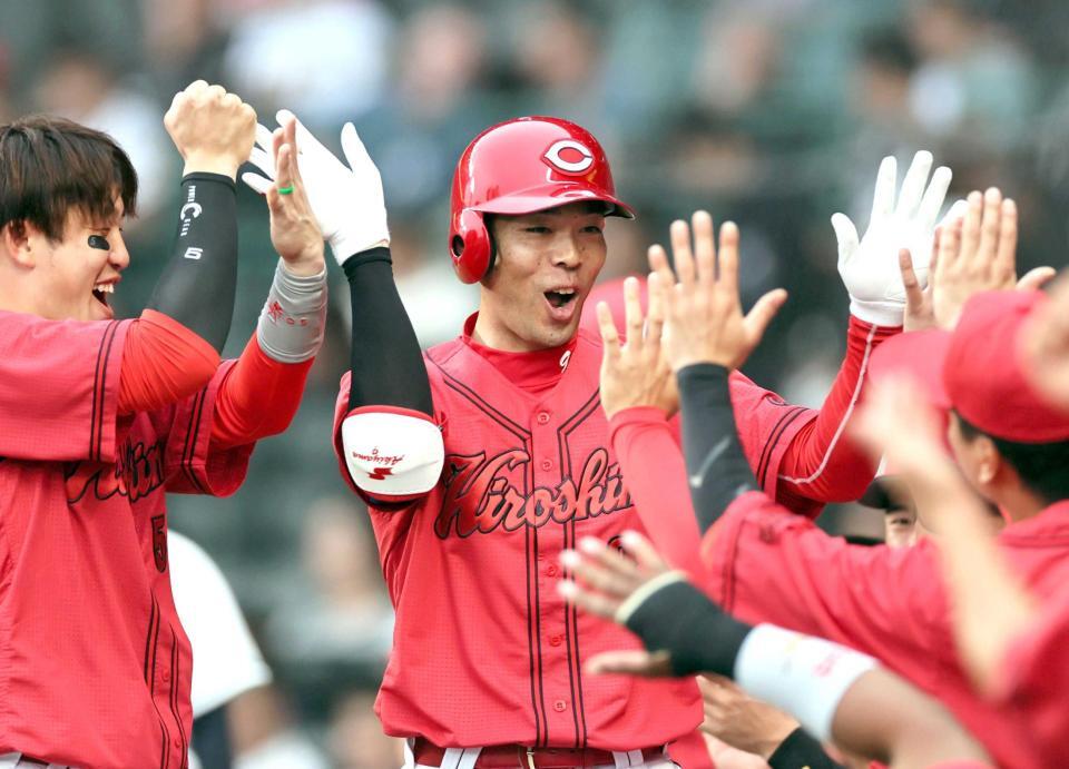 　１回、先制ソロを放った秋山は小園（左）らに祝福される（撮影・田中太一）