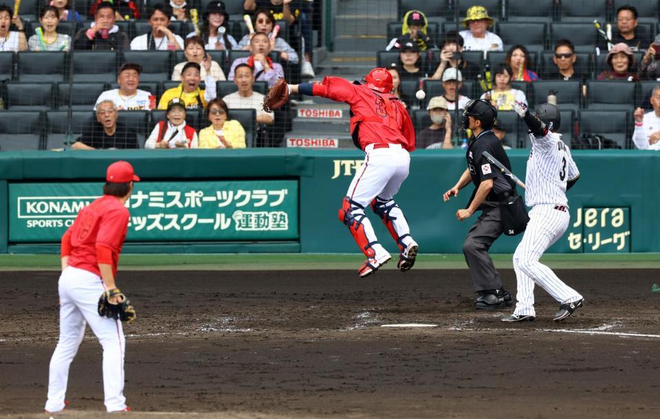 　５回、床田は大山に投じた投球は坂倉がジャンプをしても捕球できず失点を許す（撮影・山口登）