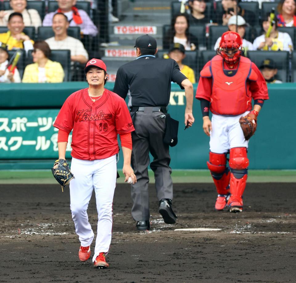 　５回、床田は自らの暴投で失点を許し渋い表情を見せる（撮影・山口登）