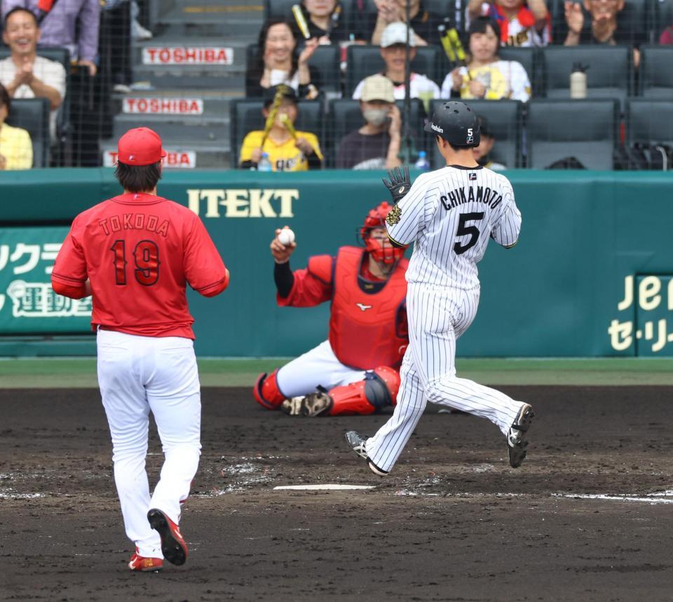 　５回、床田の暴投で三塁走者の近本が生還する（撮影・山口登）