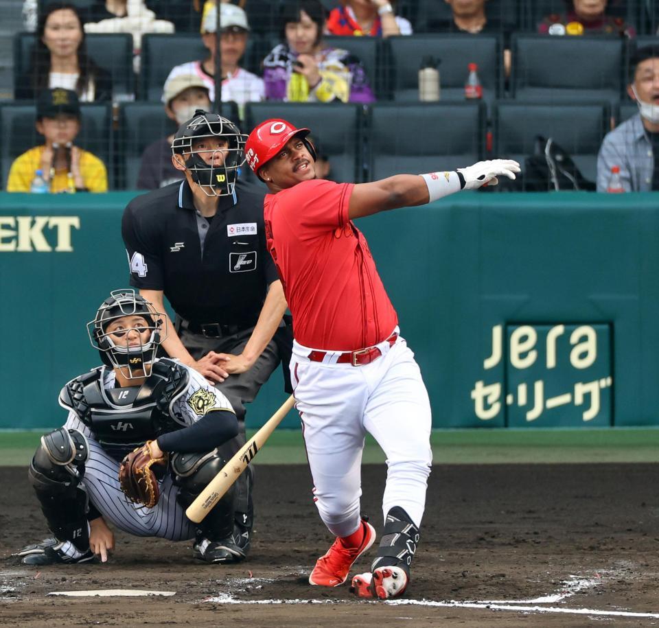 　８回、左越えに２ランを放つモンテロ（撮影・山口登）