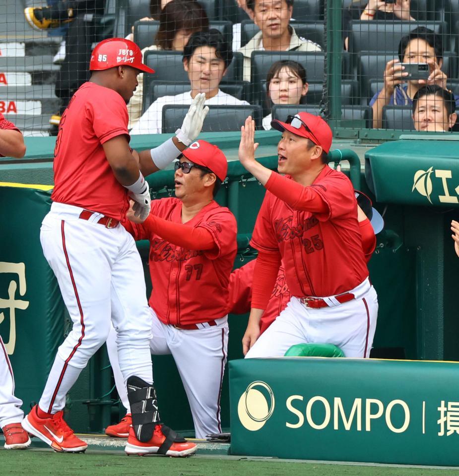 　８回、２ランを放ったモンテロを迎える新井監督（右）＝撮影・山口登