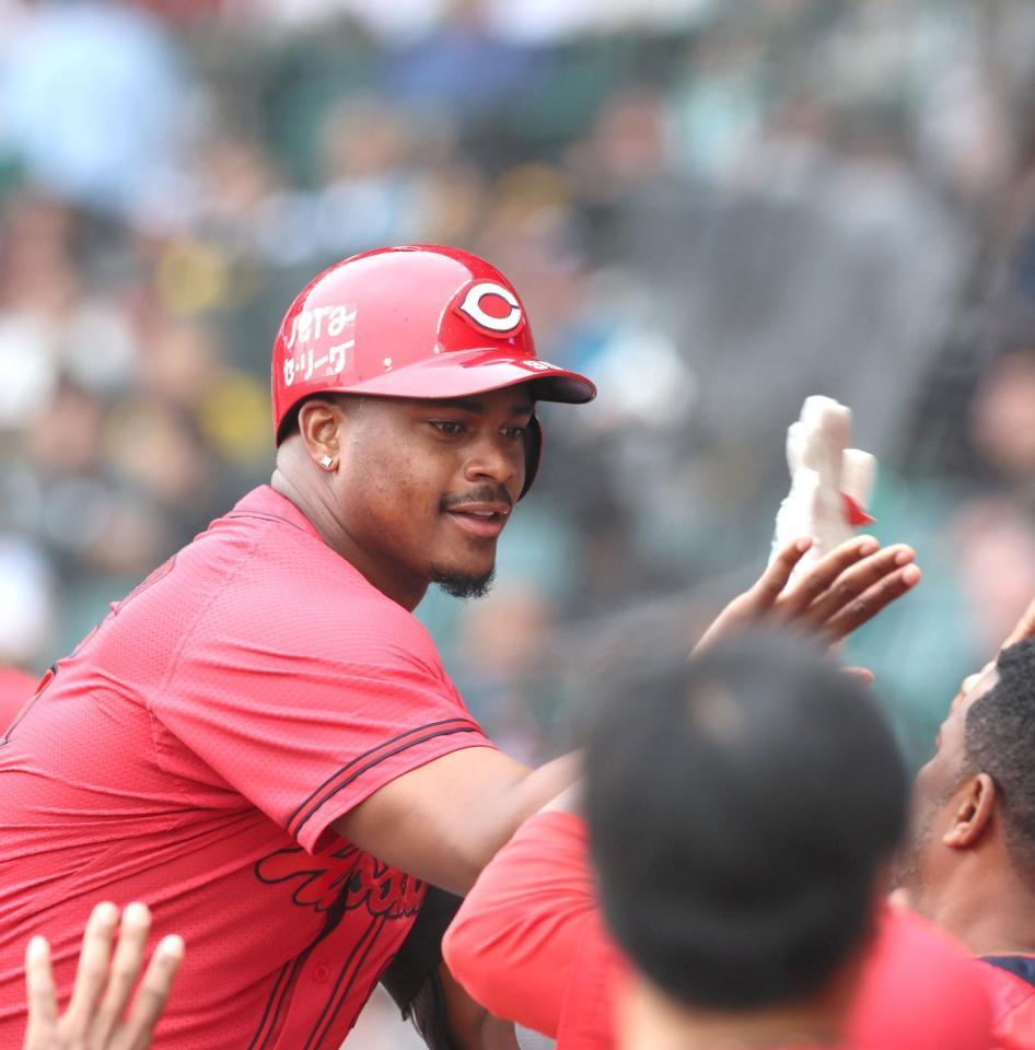 　８回、２ランを放ち、ナインとタッチを交わすモンテロ（撮影・北村雅宏）