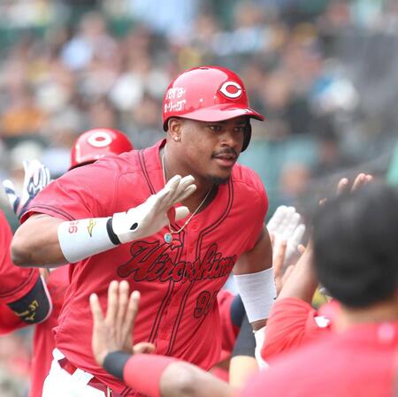 　８回、２ランを放ち、ナインとタッチを交わすモンテロ（撮影・北村雅宏）