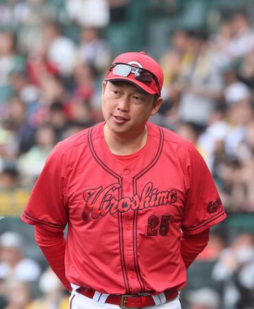 　７回の攻撃を終え、選手交代を告げる新井監督（撮影・北村雅宏）