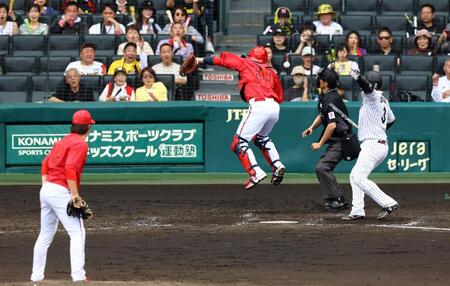 　５回、床田は大山に投じた投球は坂倉がジャンプをしても捕球できず失点を許す（撮影・山口登）