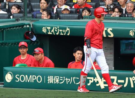 　８回、劣勢の試合展開に渋い表情を見せる新井監督（左から２人目）＝撮影・山口登