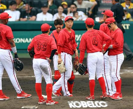 　６回、阪神打線につかまり降板する玉村（中央）＝撮影・山口登