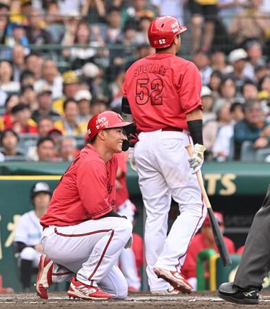 　６回、本盗に失敗した中村奨（手前）＝撮影・西田忠信