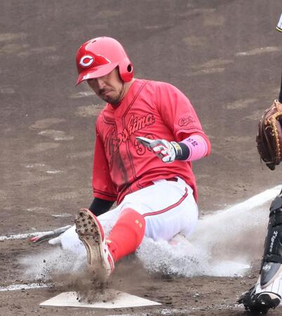 　４回、末包の右犠飛で先制の生還をする菊池（撮影・立川洋一郎）