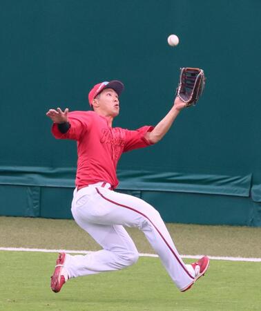 　７回、森下の打球を好捕する中堅手・中村奨（撮影・立川洋一郎）