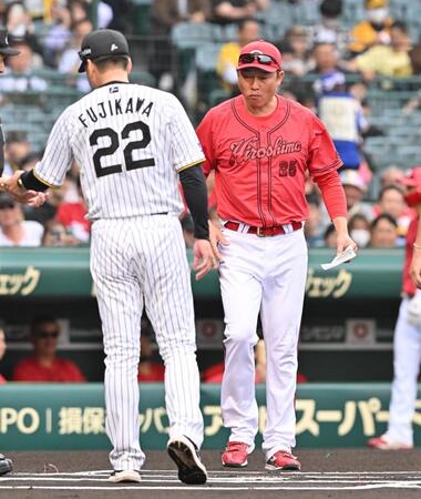 　メンバー表の交換に向かう新井監督（右）＝１７日