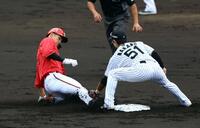 　３回、中村奨は盗塁を狙うもアウトになる（撮影・山口登）