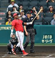　８回、左越えに２ランを放つモンテロ（撮影・山口登）