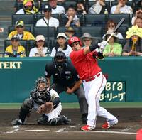 　４回、先制の右犠飛を放つ末包（撮影・山口登）