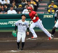 　４回、伊原は末包に先制犠飛を許す（撮影・山口登）