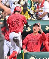 　４回、末包の先制犠飛で生還した菊池（左）を迎える新井監督（撮影・西田忠信）