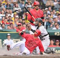 　６回、本盗に失敗する中村奨（手前）＝撮影・西田忠信